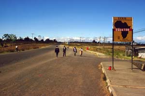 Der quator auf der A2 sdlich Nanyuki, Kenia. / The equator on the A2 south of Nanyuki, Kenya. / (c) Walter Mitch Podszuck (Bwana Mitch) - #980831-14