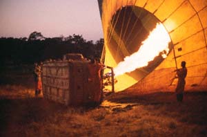 Startvorbereitungen fr den Heiluftballon "Twiga". Ol Chorro Orogwa Group Ranch (Masai Mara), Kenia. / Launch preparations for hot-air balloon "Twiga". Ol Chorro Orogwa Group Ranch (Masai Mara), Kenya. / (c) Walter Mitch Podszuck (Bwana Mitch) - #980904-002