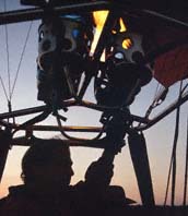 Brenner des Heiluftballons "Twiga". Ol Chorro Orogwa Group Ranch (Masai Mara), Kenia. / Burners of hot-air balloon "Twiga". Ol Chorro Orogwa Group Ranch (Masai Mara), Kenya. / (c) Walter Mitch Podszuck (Bwana Mitch) - #980904-012
