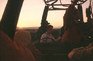 Der Sonnenaufgang aus dem Korb gesehen. Luftaufnahme aus Heiluftballon "Twiga", Ol Chorro Orogwa Group Ranch (Masai Mara), Kenia. / The sunrise as seen from the basket. Aerial view from hot-air balloon "Twiga", Ol Chorro Orogwa Group Ranch (Masai Mara), Kenya. / (c) Walter Mitch Podszuck (Bwana Mitch) - #980904-019