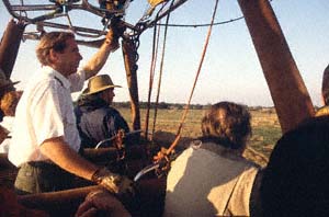 Kapitn Peter und Passagiere im Korb des Heiluftballons "Twiga". Lemek Group Ranch (Masai Mara), Kenia. / Captain Peter and passengers in the basket of hot-air balloon "Twiga". Lemek Group Ranch (Masai Mara), Kenya. / (c) Walter Mitch Podszuck (Bwana Mitch) - #980904-054