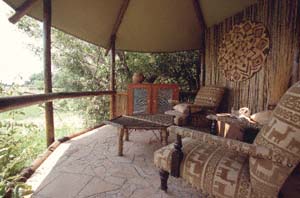 Die kleine Bcherei vom Vumbura Camp - ein ruhiger Zufluchtsort. NG22 (Kwedi Reserve), Botsuana. / The small library of Vumbura camp - a peaceful retreat. NG22 (Kwedi Reserve), Botswana. / (c) Walter Mitch Podszuck (Bwana Mitch) - #991231-066