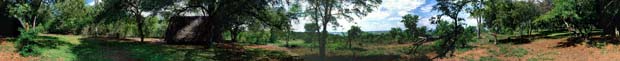 Panorama vor Chalet #7 mit Blick auf die Flussebene des Chobe und den Caprivi-Zipfel. Chobe Chilwero, Kasane, Botsuana. / Panorama in front of Chalet #7 with view on the Chobe River floodplains and the Caprivi Strip. Chobe Chilwero, Kasane, Botswana. / (c) Walter Mitch Podszuck (Bwana Mitch) - #991225-042-050